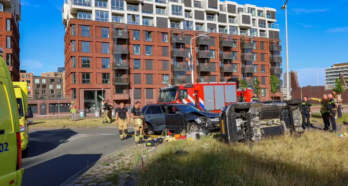 Auto kantelt na aanrijding
