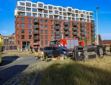 Auto kantelt na aanrijding
