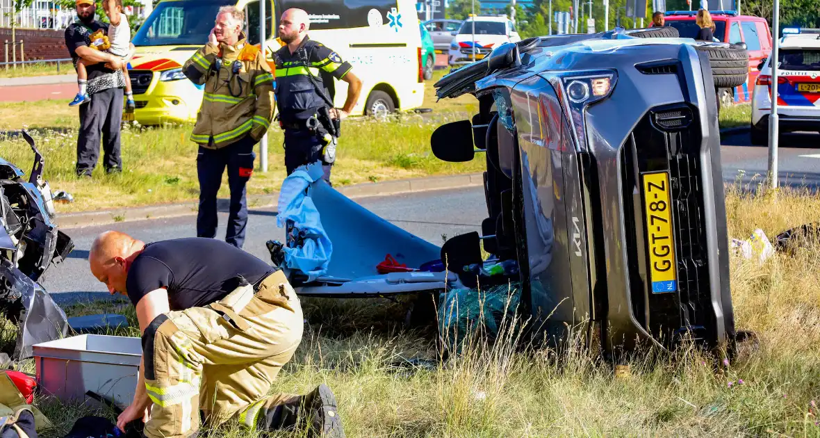 Auto kantelt na aanrijding - Foto 1