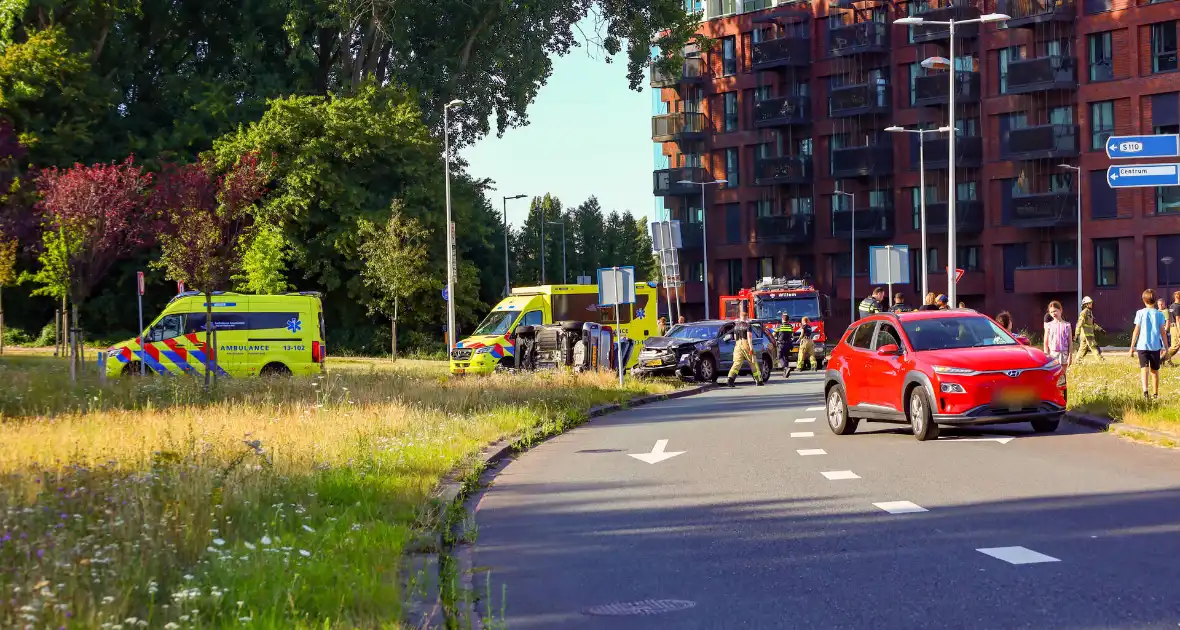 Auto kantelt na aanrijding - Foto 2