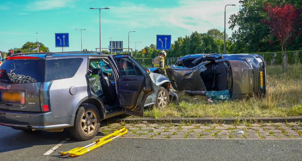 Auto kantelt na aanrijding - Foto 3