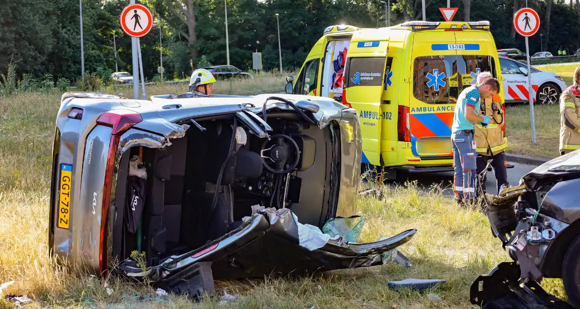 Auto kantelt na aanrijding - Foto 4