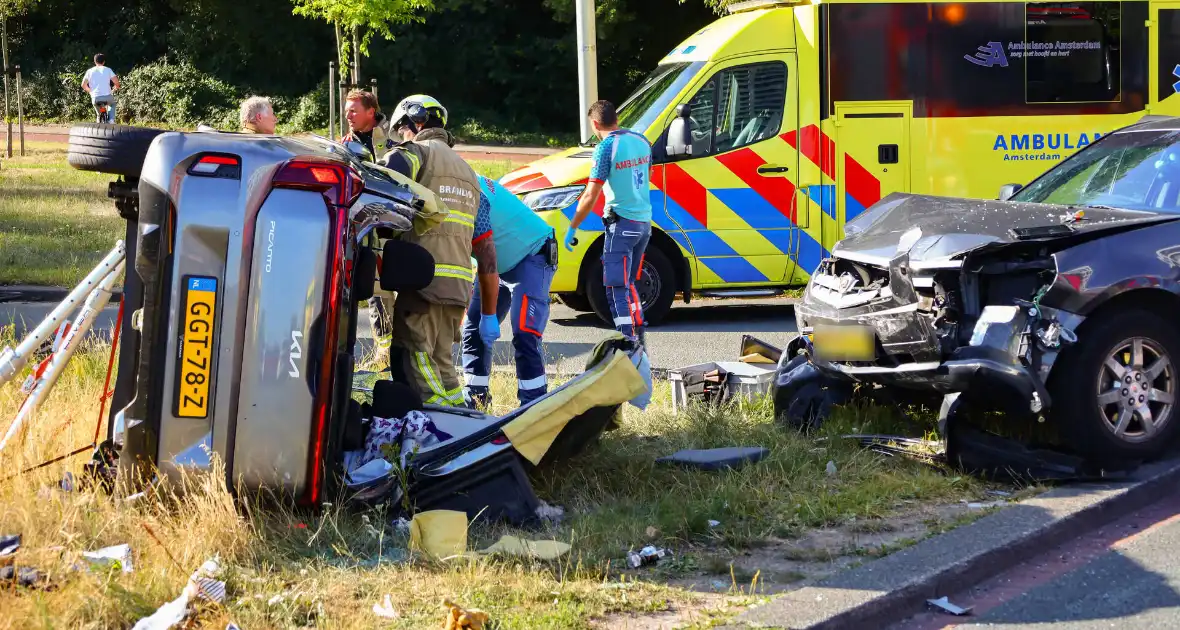 Auto kantelt na aanrijding - Foto 5