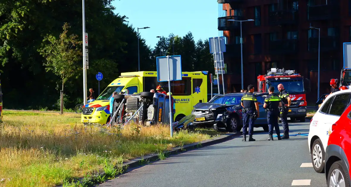 Auto kantelt na aanrijding - Foto 6