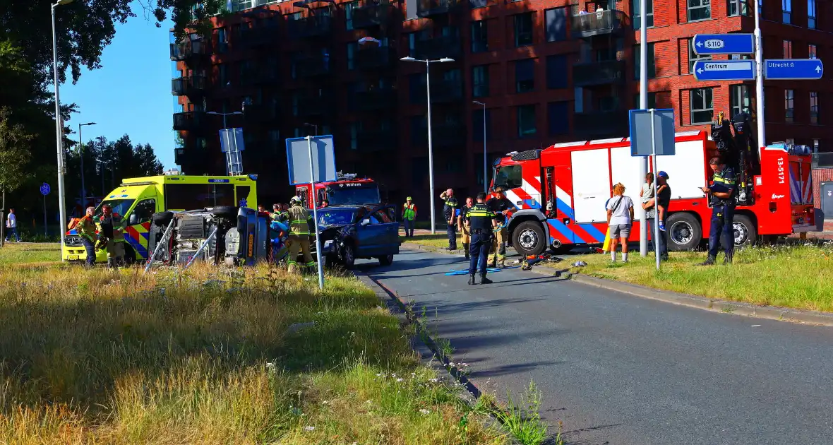 Auto kantelt na aanrijding - Foto 7