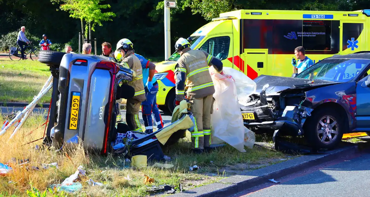 Auto kantelt na aanrijding - Foto 8