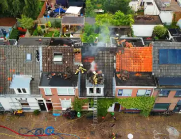 Brandweer schaalt op bij brand op dak