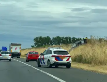 Auto botst met vrachtwagen na inhaalmanoeuvre
