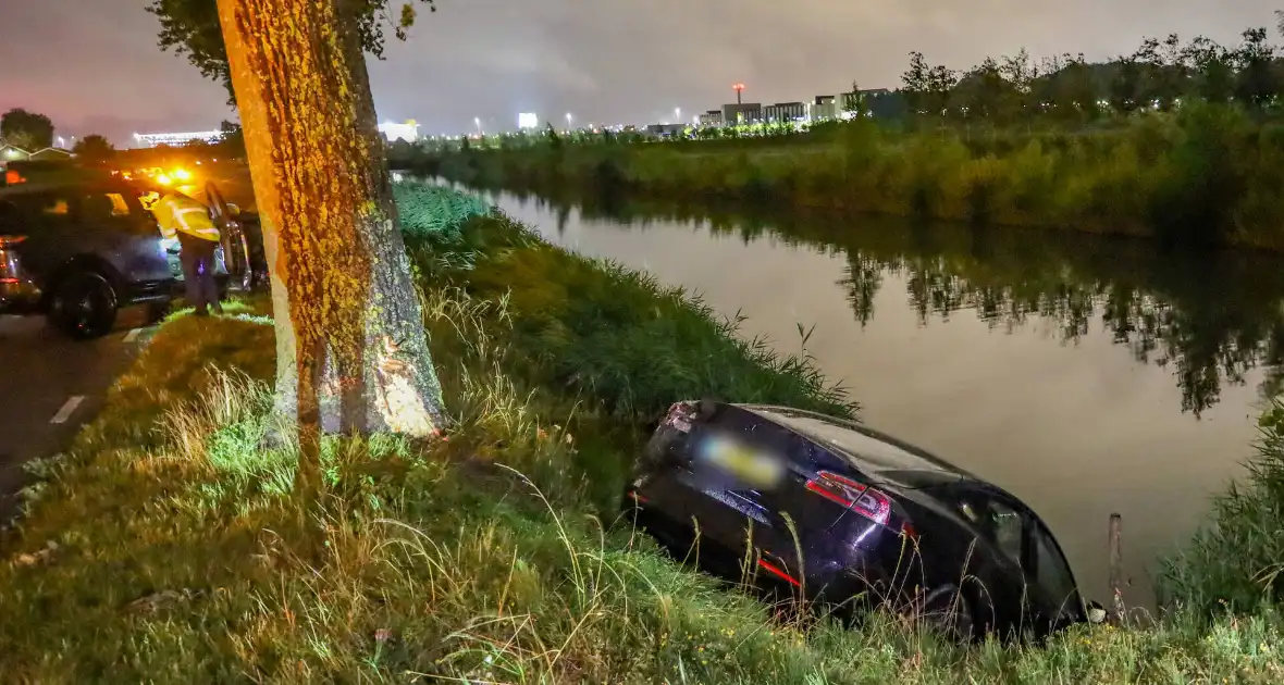 Tesla in sloot na aanrijding