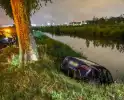 Tesla in sloot na aanrijding