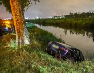 Tesla in sloot na aanrijding