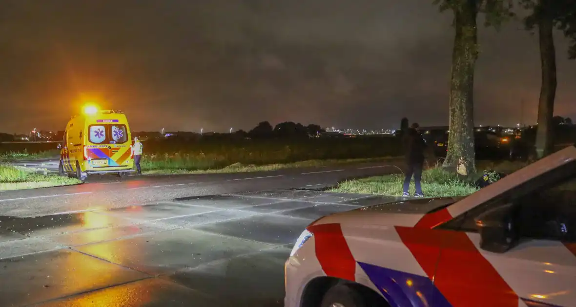 Tesla in sloot na aanrijding - Foto 1
