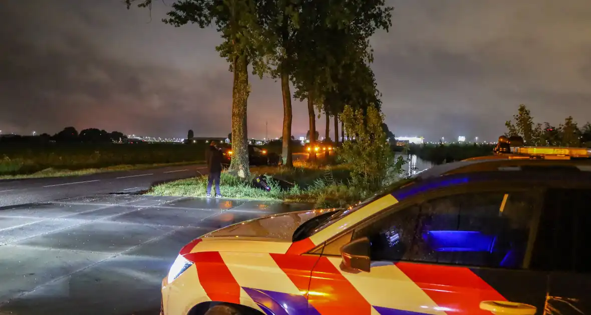 Tesla in sloot na aanrijding - Foto 2