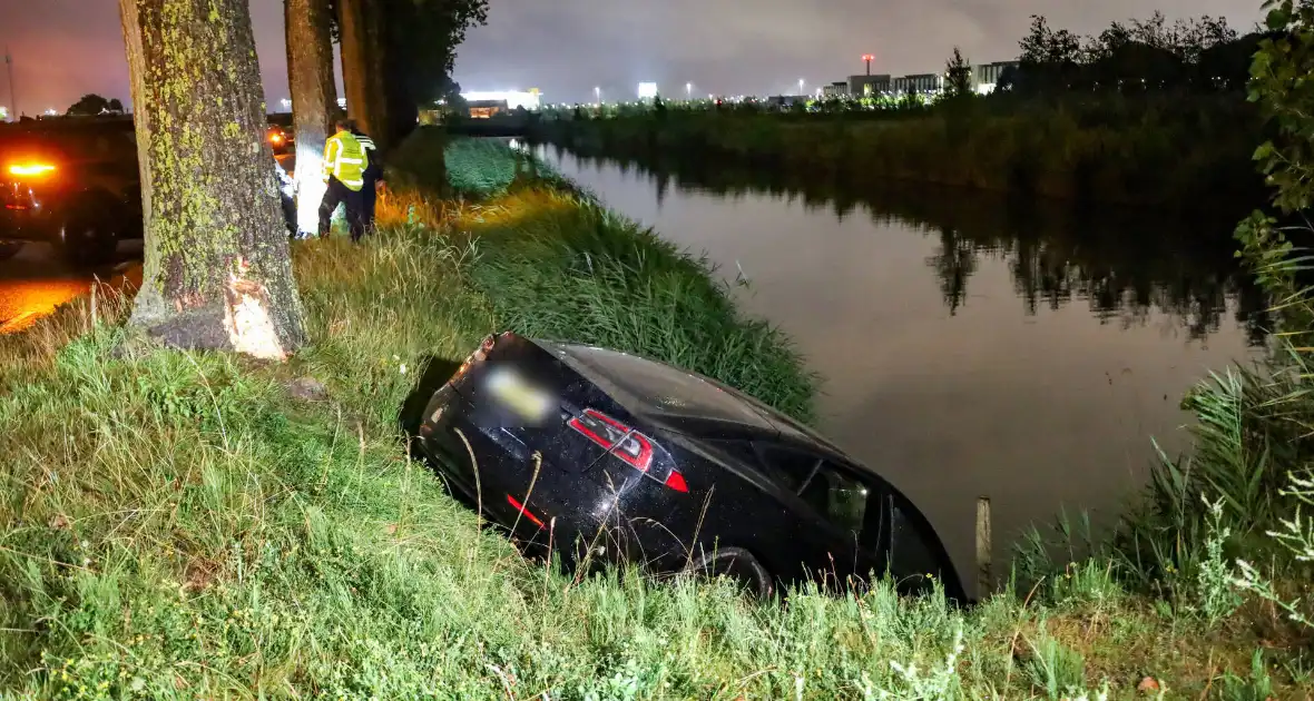 Tesla in sloot na aanrijding - Foto 4