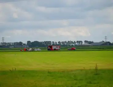 Oudere vrouw met rollator in het water