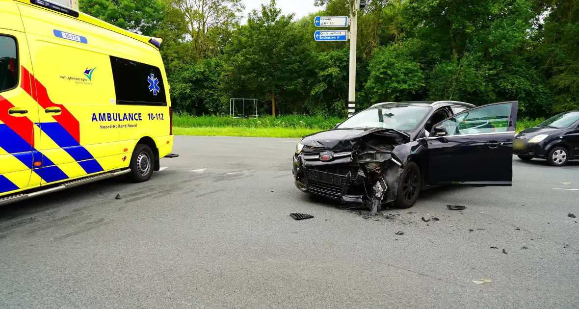Botsing met blikschade op drukke kruising - Foto 3