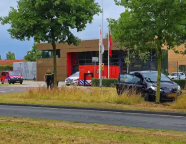 Bestuurder zwaargewond na aanrijding met boom