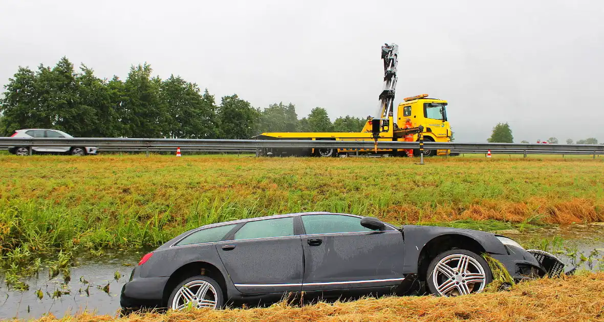 Automobilist raakt door onbekende oorzaak van de weg en belandt in sloot