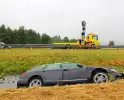 Automobilist raakt door onbekende oorzaak van de weg en belandt in sloot