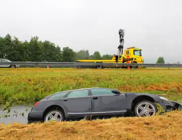 Automobilist raakt door onbekende oorzaak van de weg en belandt in sloot