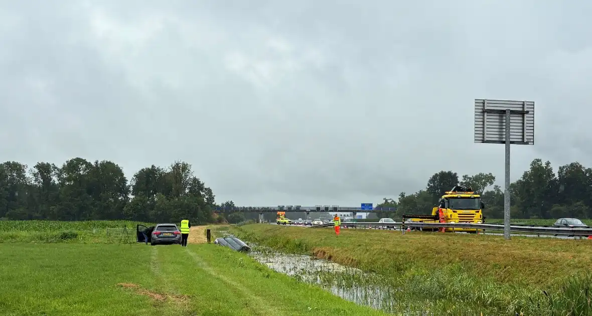 Automobilist raakt door onbekende oorzaak van de weg en belandt in sloot - Foto 1