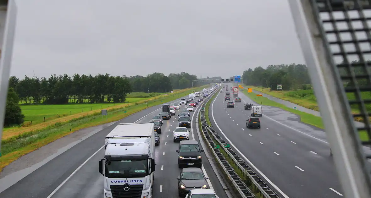 Automobilist raakt door onbekende oorzaak van de weg en belandt in sloot - Foto 10