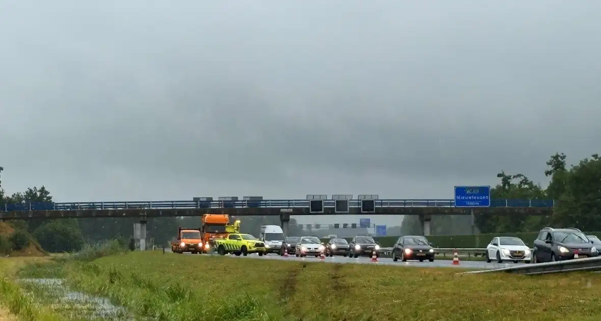 Automobilist raakt door onbekende oorzaak van de weg en belandt in sloot - Foto 2