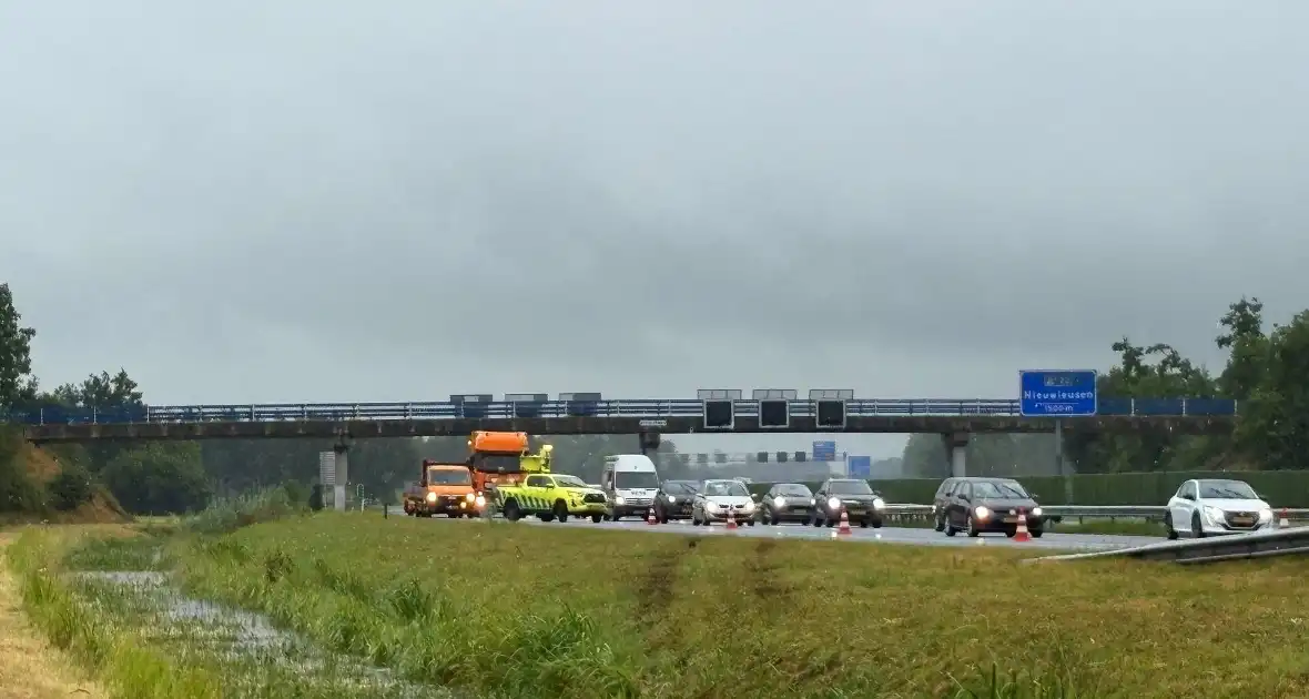 Automobilist raakt door onbekende oorzaak van de weg en belandt in sloot - Foto 3