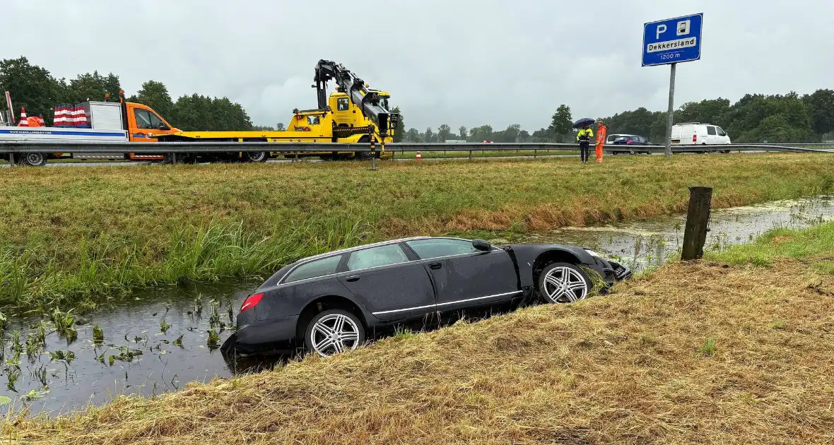 Automobilist raakt door onbekende oorzaak van de weg en belandt in sloot - Foto 4
