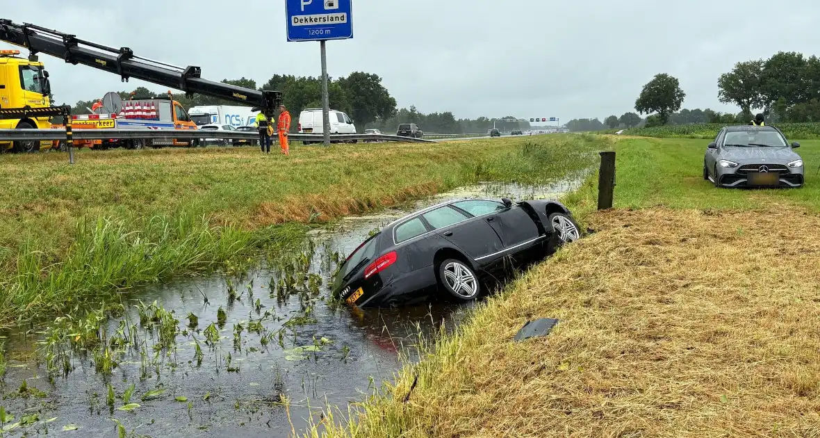 Automobilist raakt door onbekende oorzaak van de weg en belandt in sloot - Foto 5