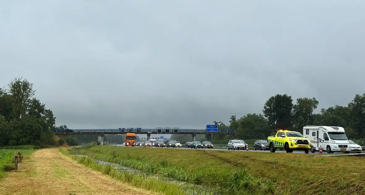 Automobilist raakt door onbekende oorzaak van de weg en belandt in sloot - Foto 6