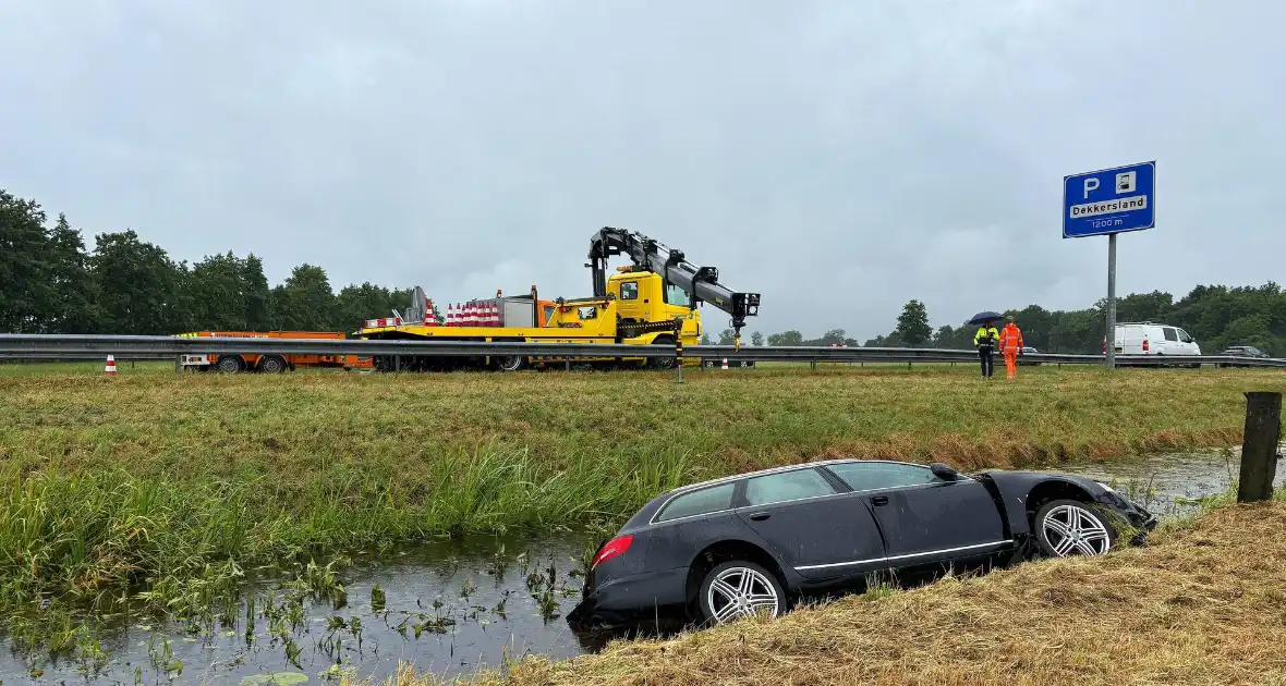 Automobilist raakt door onbekende oorzaak van de weg en belandt in sloot - Foto 8