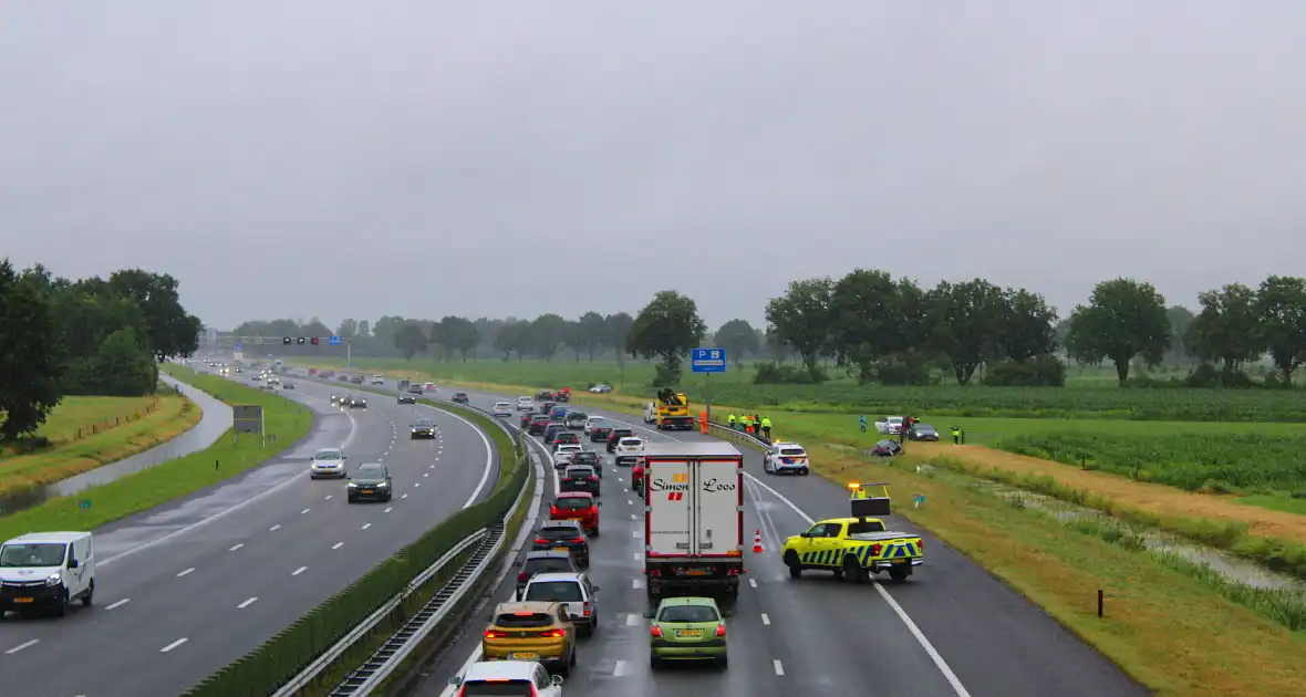 Automobilist raakt door onbekende oorzaak van de weg en belandt in sloot - Foto 9