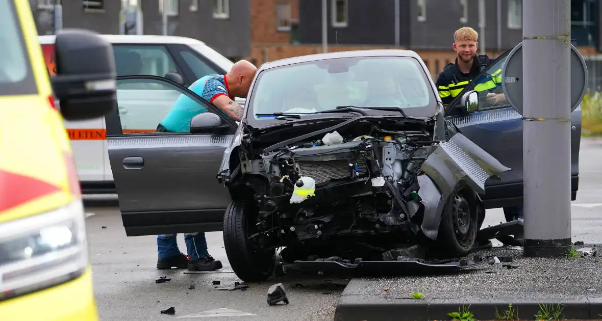 Drie gewonden bij ongeval tussen auto en bestelbus - Foto 2