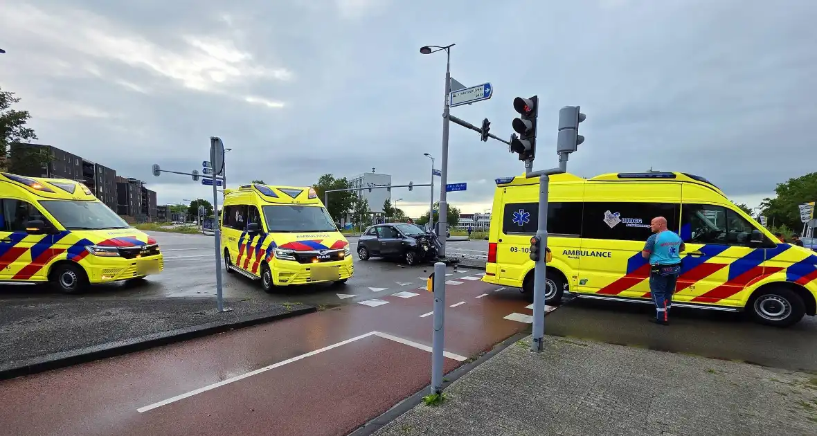 Drie gewonden bij ongeval tussen auto en bestelbus - Foto 3