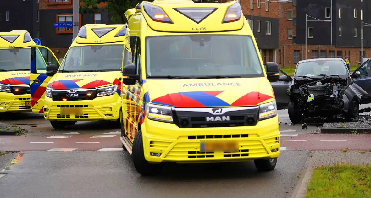 Drie gewonden bij ongeval tussen auto en bestelbus - Foto 4