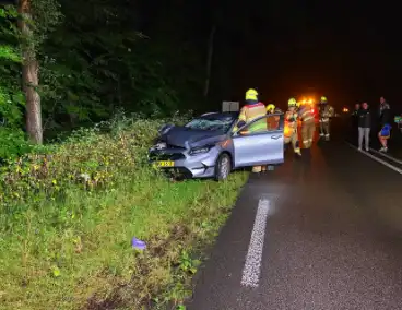 Automobiliste botst op afgebroken tak