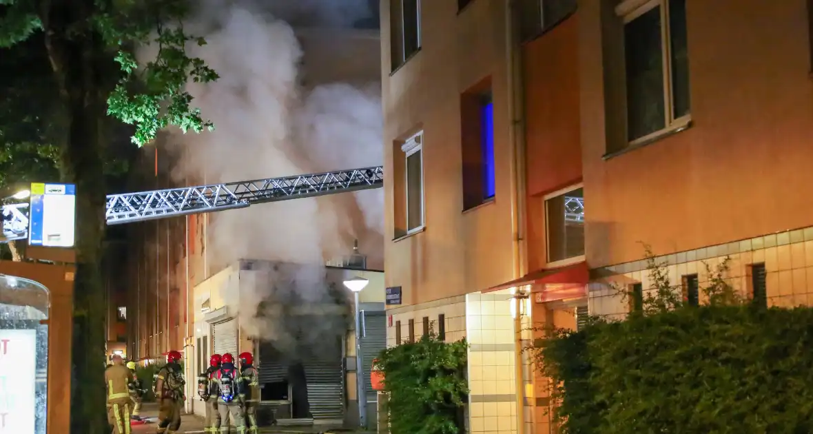 Uitslaande brand in viswinkel vergt inzet van brandweer
