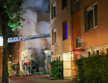 Uitslaande brand in viswinkel vergt inzet van brandweer