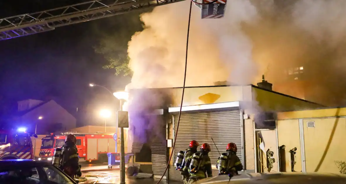 Uitslaande brand in viswinkel vergt inzet van brandweer - Foto 1