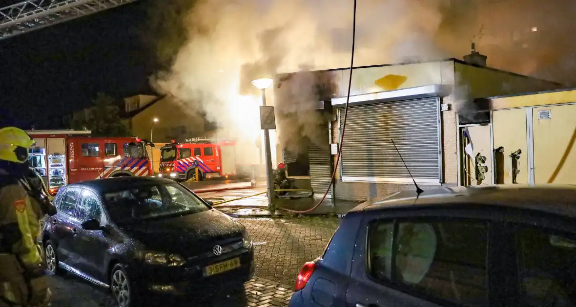 Uitslaande brand in viswinkel vergt inzet van brandweer - Foto 2