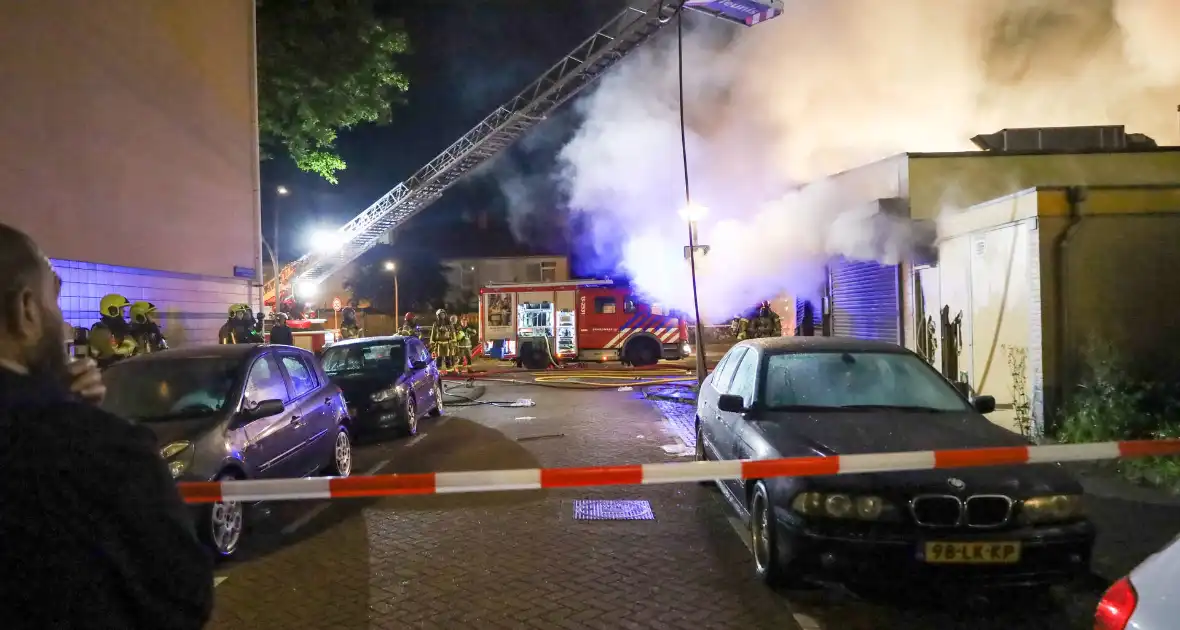Uitslaande brand in viswinkel vergt inzet van brandweer - Foto 4