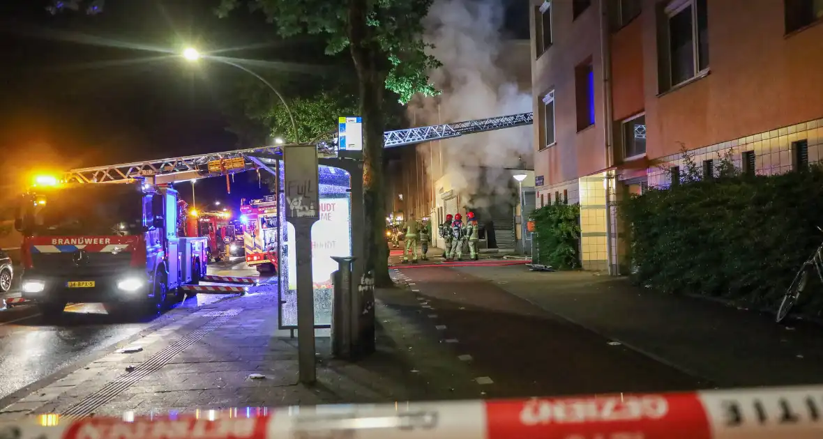 Uitslaande brand in viswinkel vergt inzet van brandweer - Foto 5