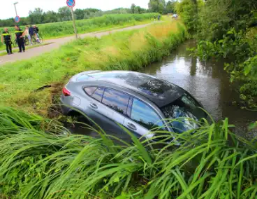 Persoonwagen eindigt in sloot