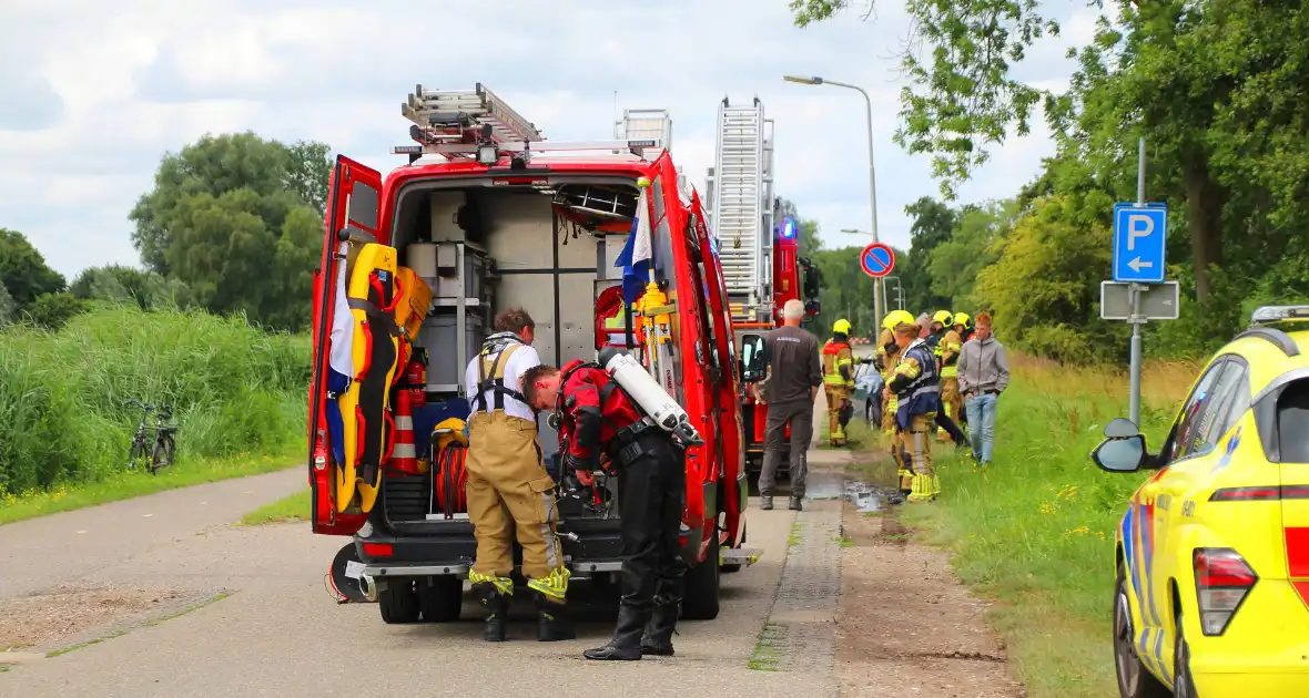 Persoonwagen eindigt in sloot - Foto 5