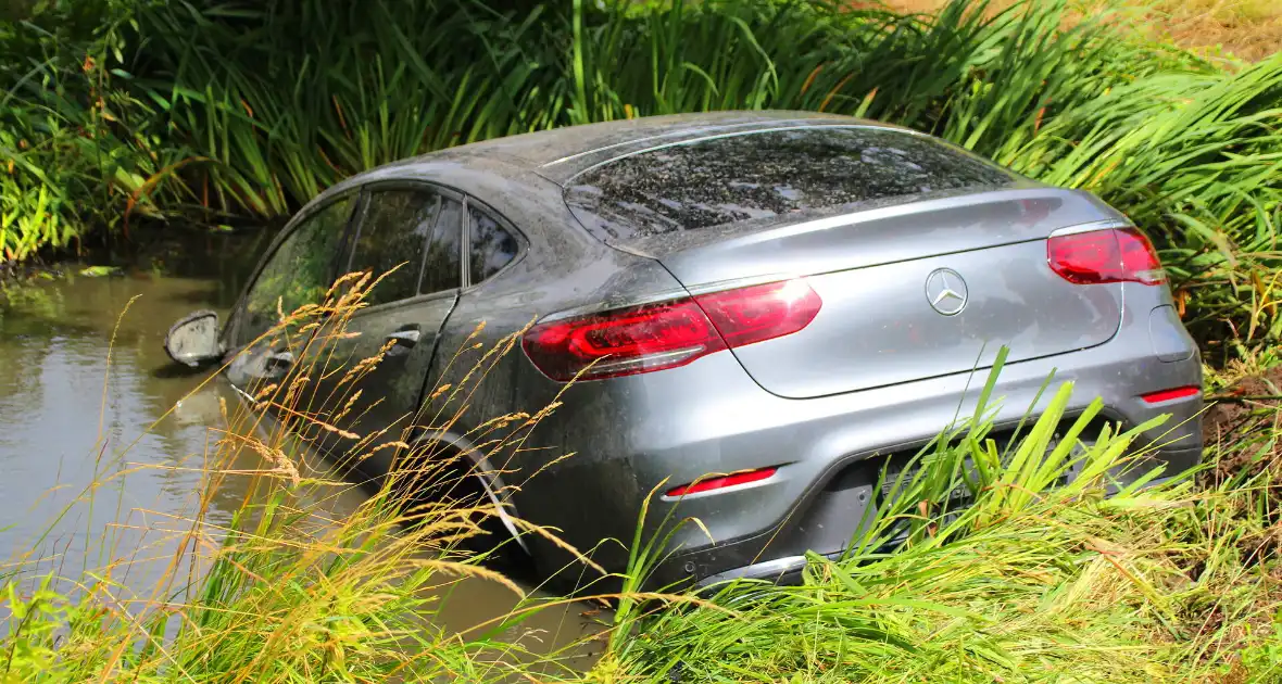 Persoonwagen eindigt in sloot - Foto 6