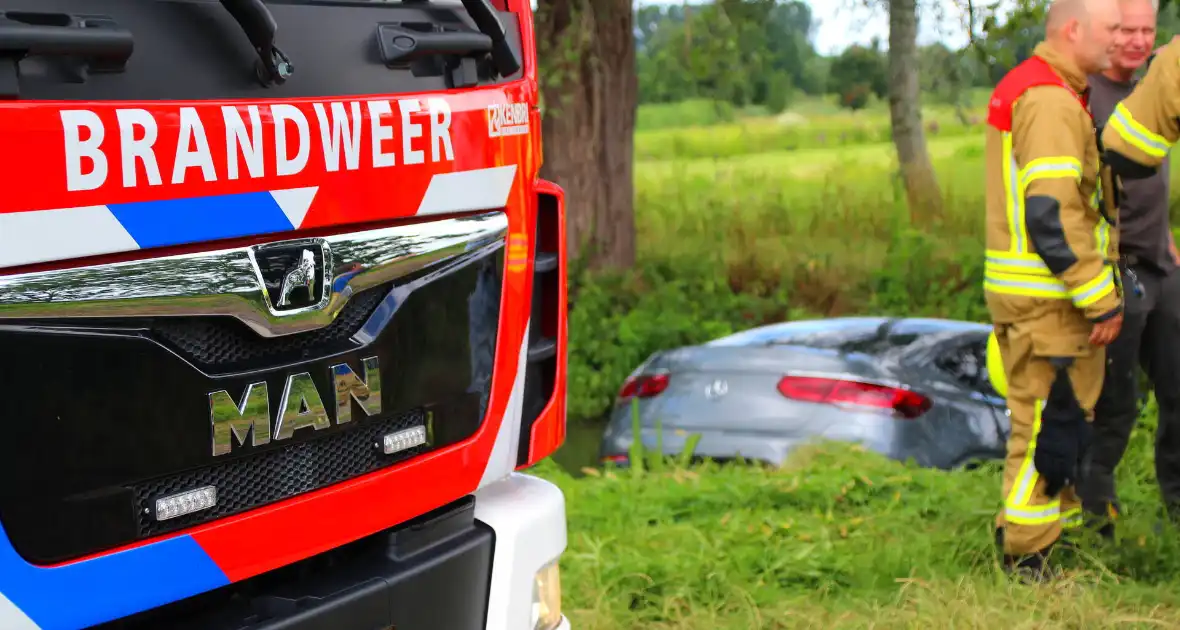 Persoonwagen eindigt in sloot - Foto 7