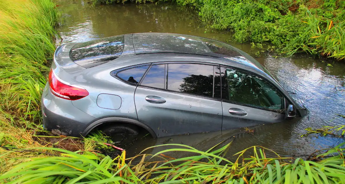 Persoonwagen eindigt in sloot - Foto 8