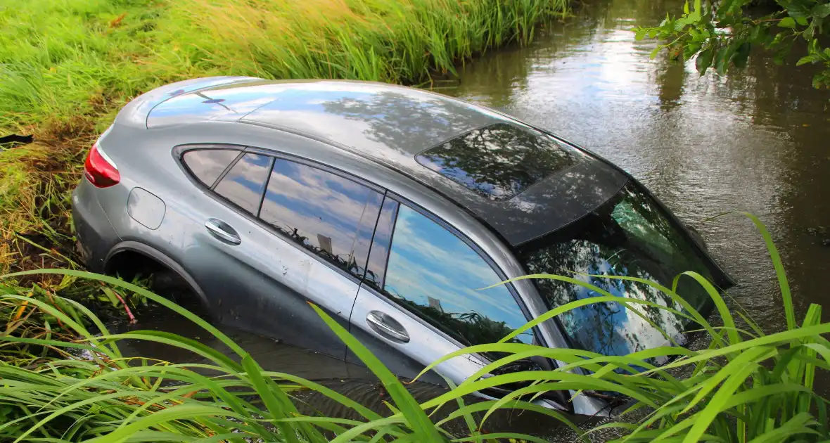 Persoonwagen eindigt in sloot - Foto 9