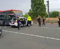 Politieauto en lijnbus botsen